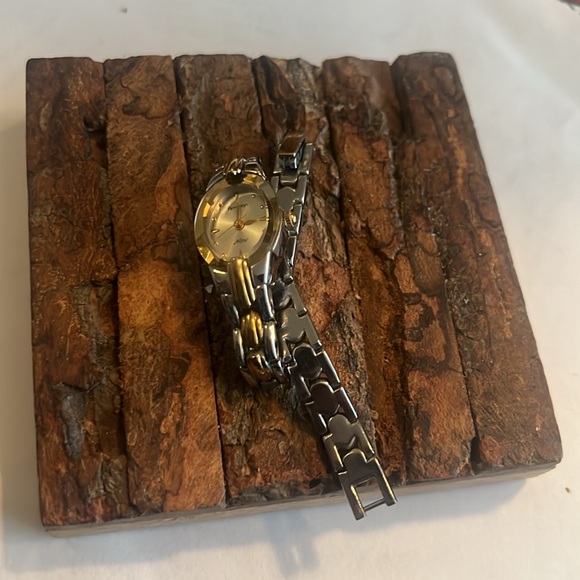 Armitron Now Link Silver/Gold Tone Oval Dainty Feminine Watch Stainless Steel - Picture 11 of 12